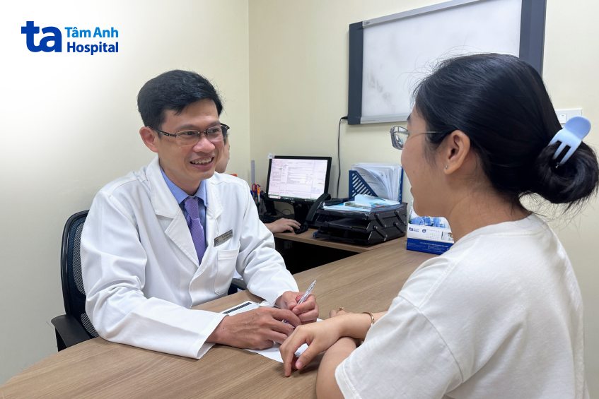 bác sĩ chia sẻ với bệnh nhân
