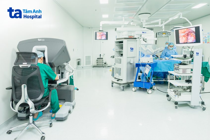 bác sĩ chuyên điều khiển robot