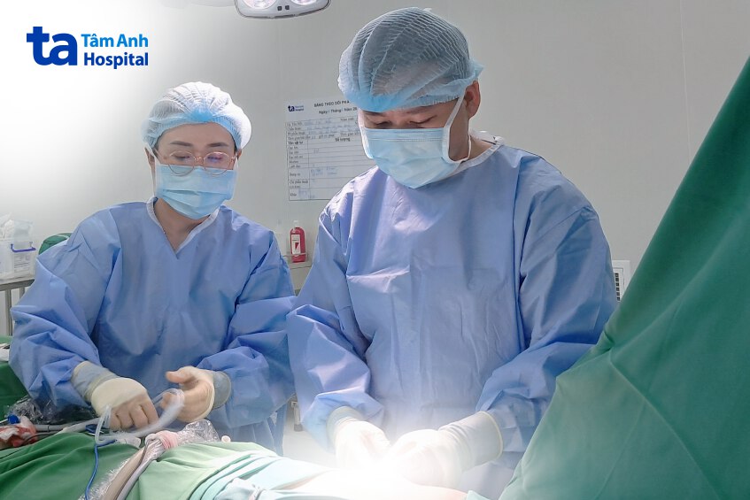 bác sĩ chuyên khoa đang điều trị