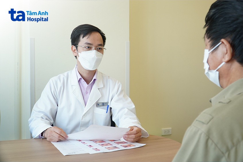 bác sĩ chuyên khoa khám tràn khí màng phổi do chấn thương