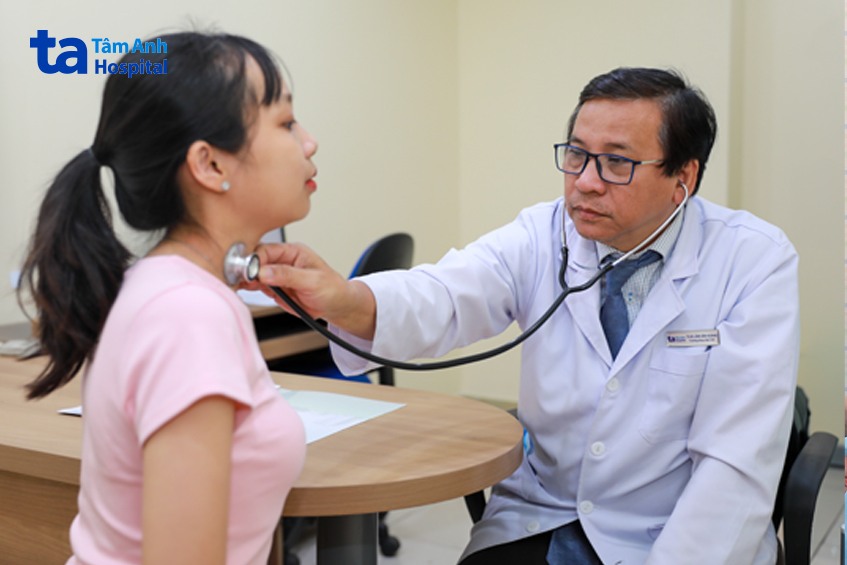 bác sĩ đang kiểm tra tuyến giáp cho khách hàng