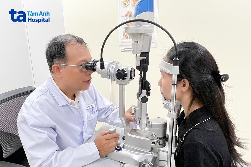 bác sĩ đang soi mắt cho bệnh nhân