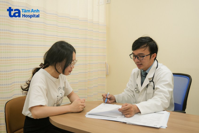 bác sĩ đang tư vấn cho khách hàng về bệnh bướu cổ