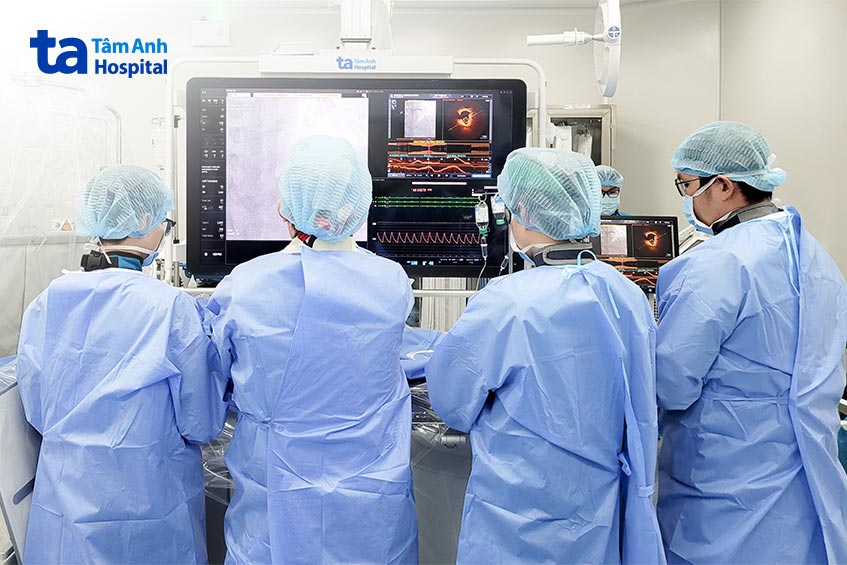 Bác sĩ đặt stent cho bệnh nhân dưới sự hỗ trợ của kỹ thuật OCT