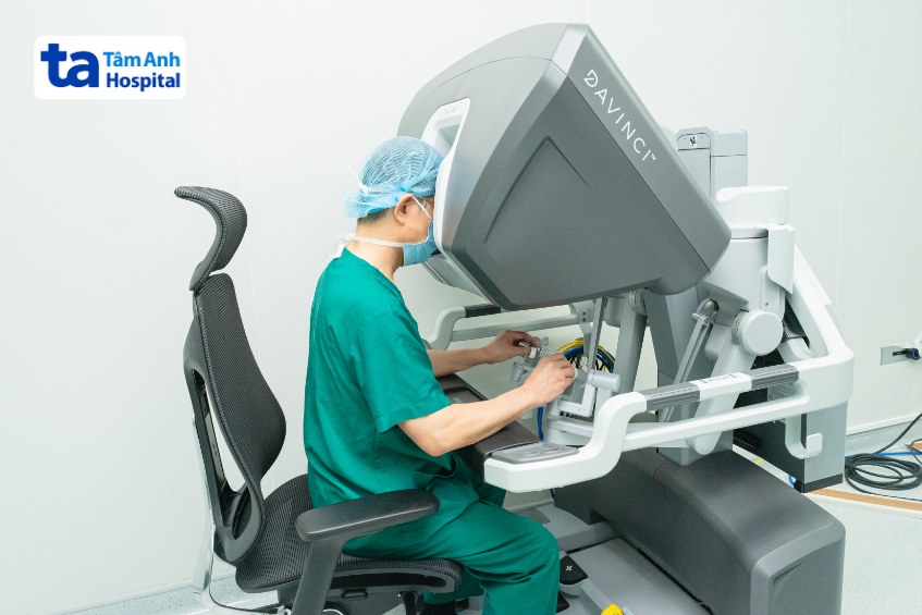 bác sĩ điều khiển robot da vinci xi trong ca phẫu thuật