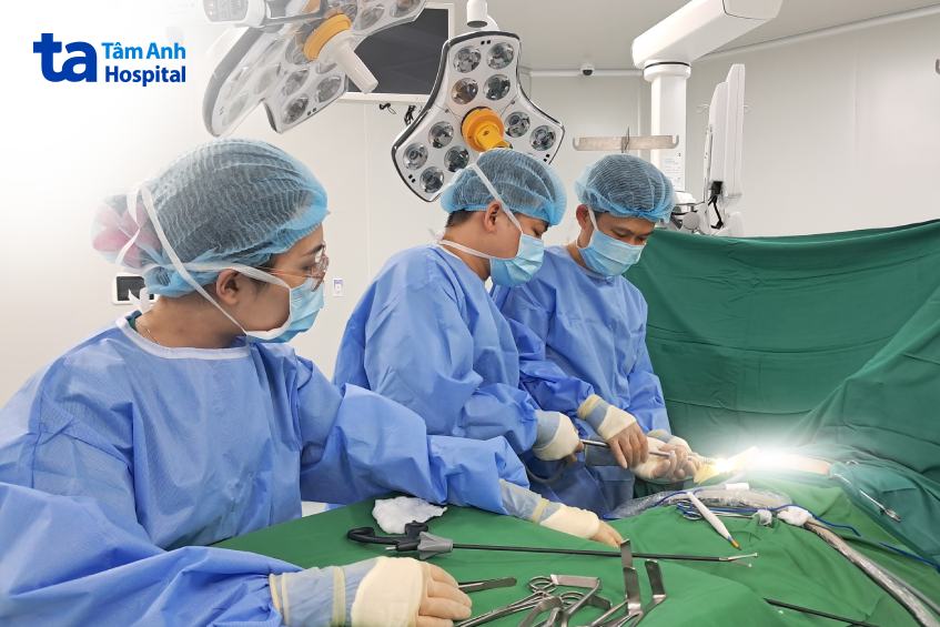 bác sĩ điều trị cho bệnh nhân