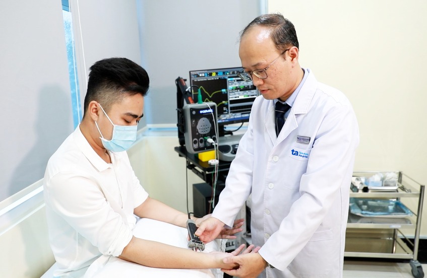 bác sĩ đo điện cơ chẩn đoán bệnh thần kinh cơ