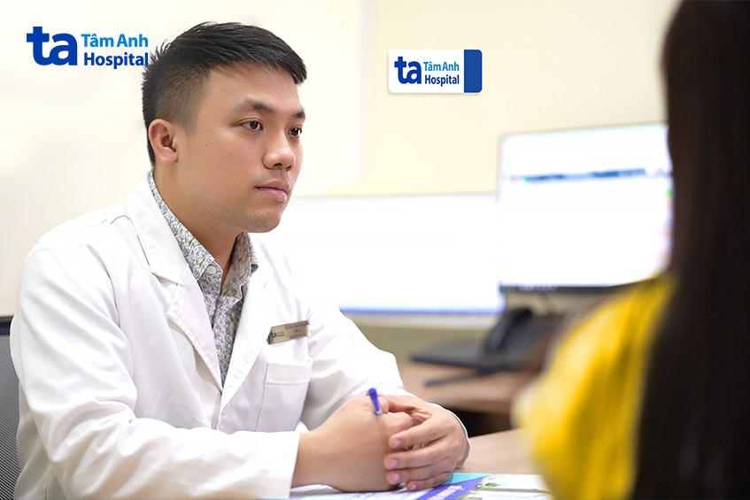 bác sĩ dương đánh giá người bệnh