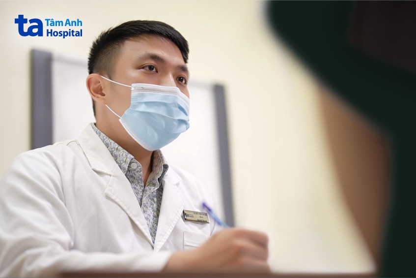 bác sĩ dương khám và tư vấn cho người bệnh