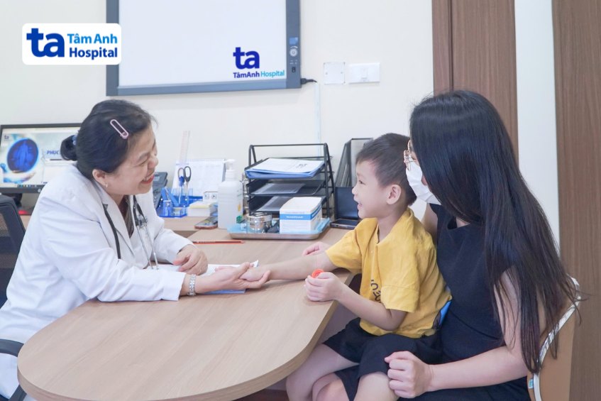 bác sĩ hạnh lê đang thăm khám sức khỏe cho bệnh nhi