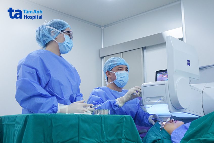 bác sĩ hiệp đang điều trị cho chị thảo