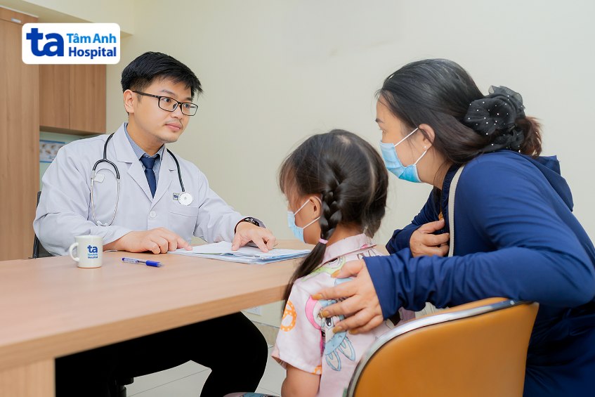 bác sĩ hiếu khám cho một bệnh nhi