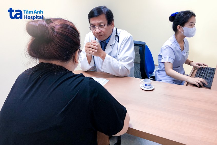 bác sĩ hoàng tư vấn cô gái giảm cân