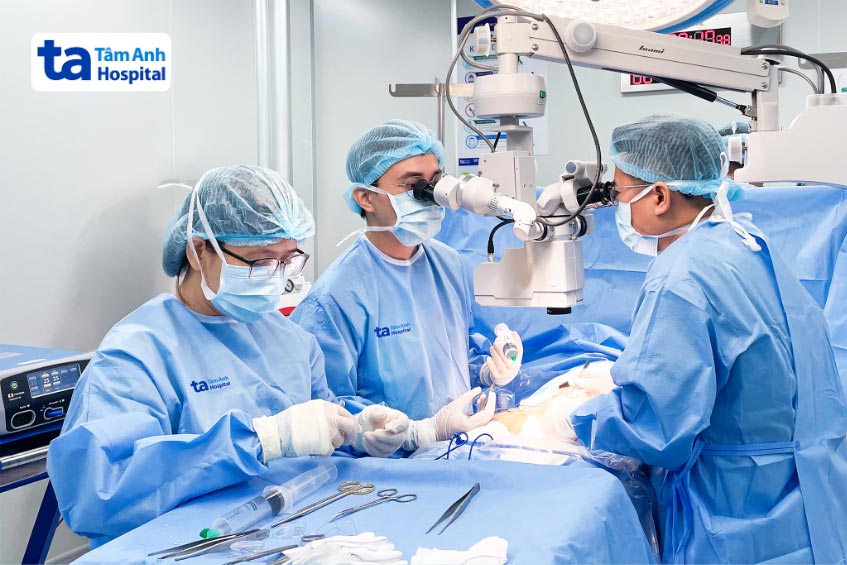 Anh Thắng được bác sĩ Huy (ngoài cùng bên phải) thực hiện vi phẫu Micro-TESE tìm tinh trùng lần thứ ba