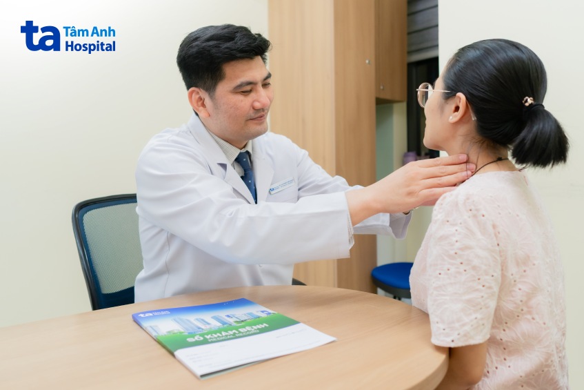 bác sĩ khám hạch bệnh nhân