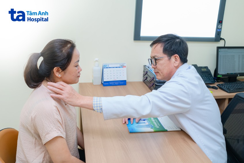 bác sĩ khám hạch lành tính ở cổ