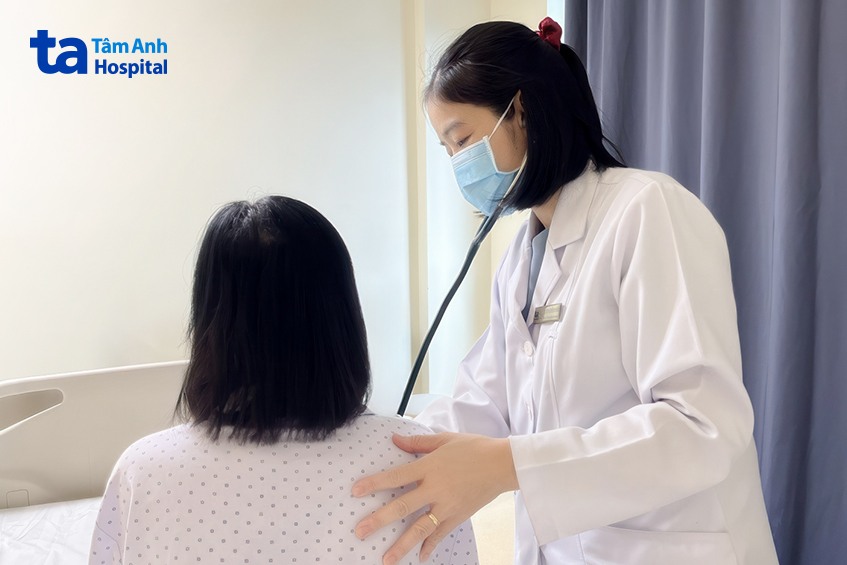 bác sĩ kiểm tra sức khỏe bệnh nhân một tuần sau mổ