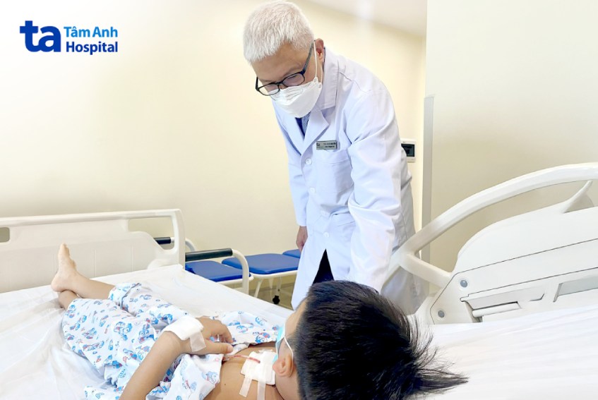 bác sĩ kiểm tra sức khỏe của bé