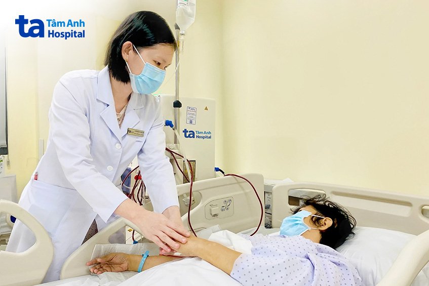 bác sĩ kiểm tra sức khỏe người bệnh