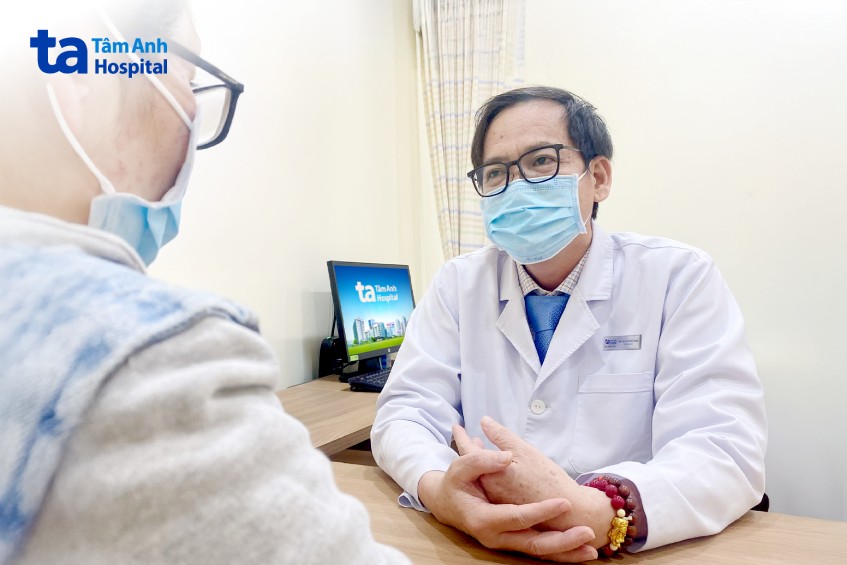 bác sĩ kiểm tra tình trạng bệnh