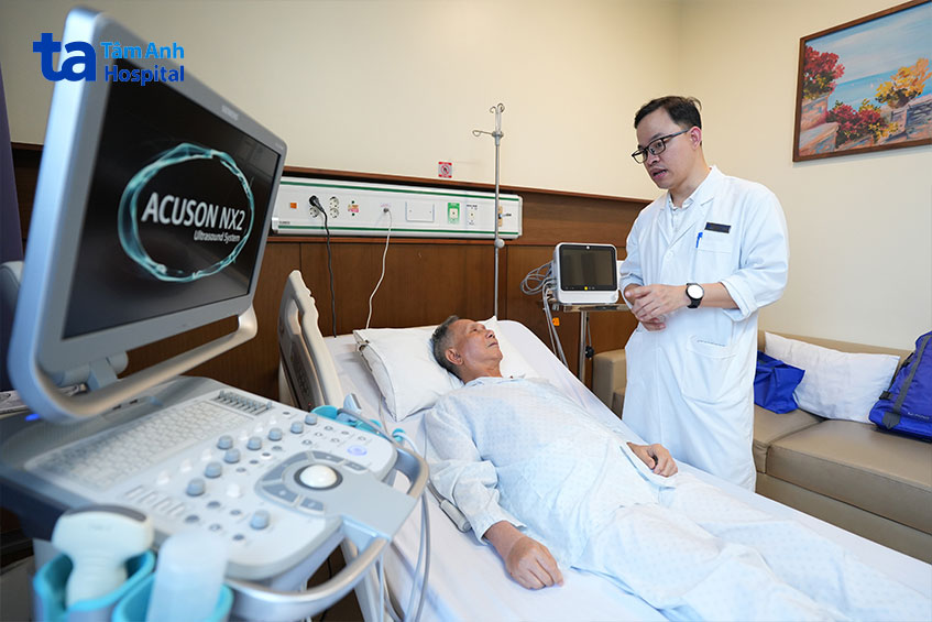 Bác sĩ Long thăm khám cho ông Sơn sau can thiệp