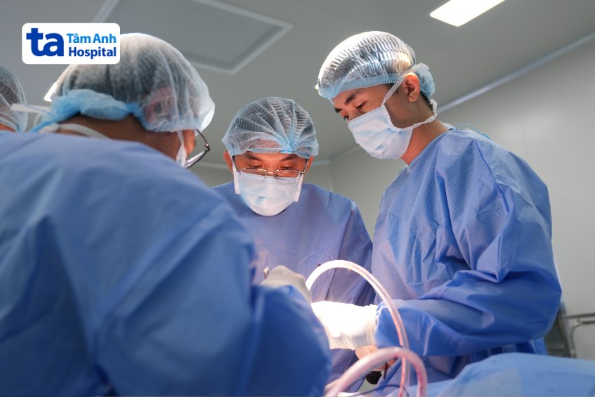 bác sĩ lưu thực hiện phẫu thuật