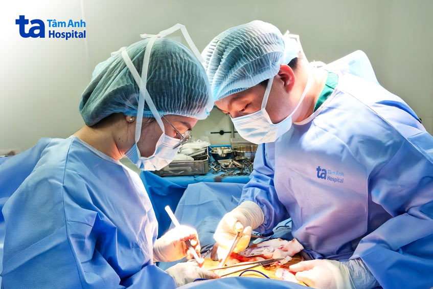 Bác sĩ mổ cắt tuyến giáp cho bệnh nhân