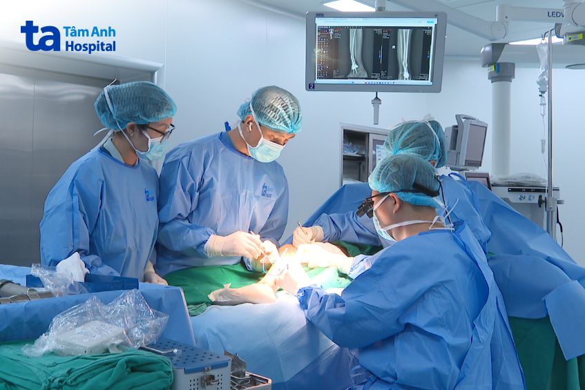 bác sĩ nghĩa đang phẫu thuật cho bé