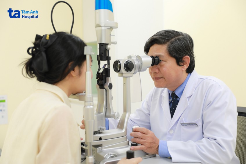 bác sĩ nghĩa khám mắt cho bệnh nhân