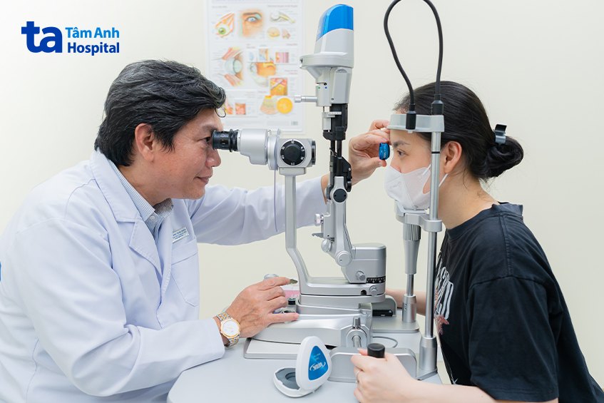 bác sĩ nghĩa soi đáy mắt