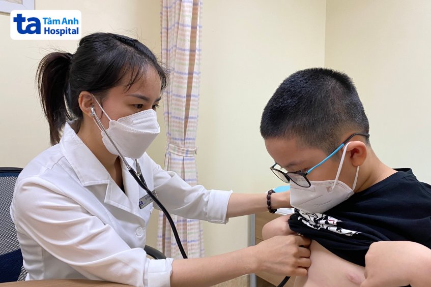 Bác sĩ Ngô Hà Lệ Chi thăm khám sức khỏe cho học sinh