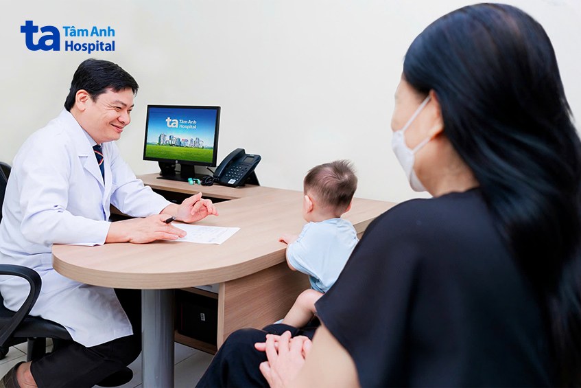 bác sĩ nguyễn đức tuấn đang khám bệnh