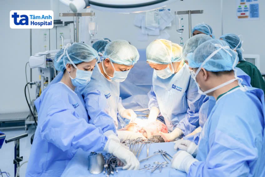 bác sĩ nhi mổ lấy thai cho chị hậu