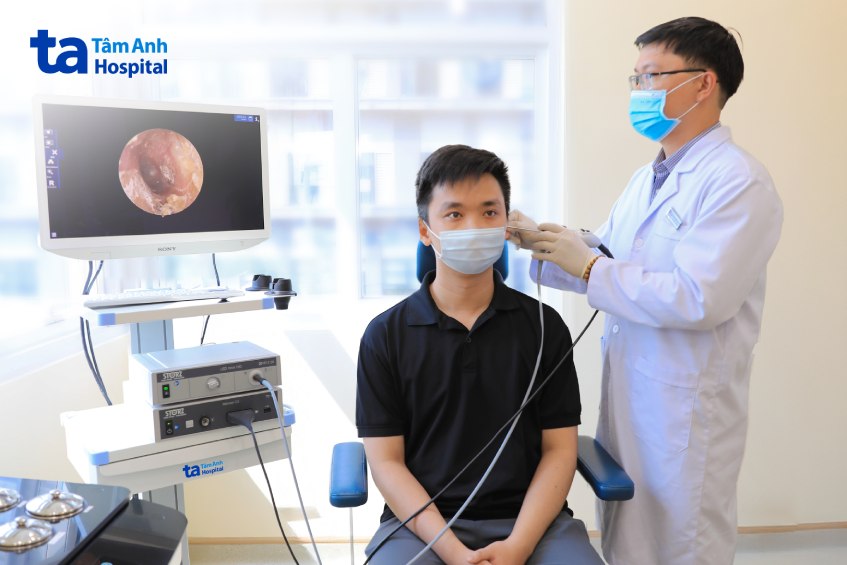 bác sĩ nội soi ráy tai