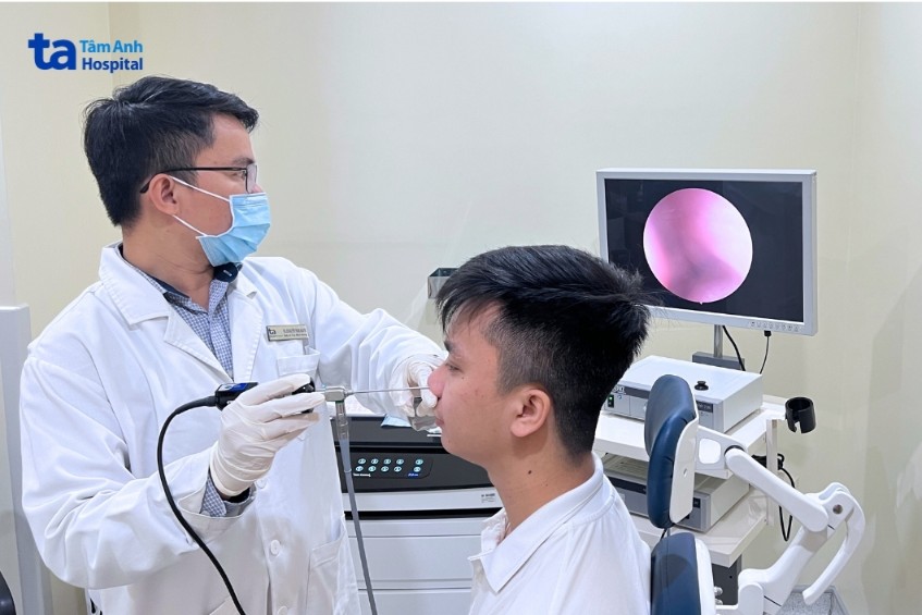 bác sĩ nội soi vòm họng cho bệnh nhân