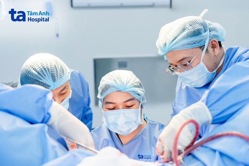 bác sĩ phẫu thuật cho bà minh