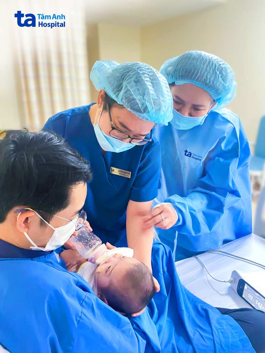 bác sĩ phượng cùng điều dưỡng hỗ trợ ba bé tập bú cho sol