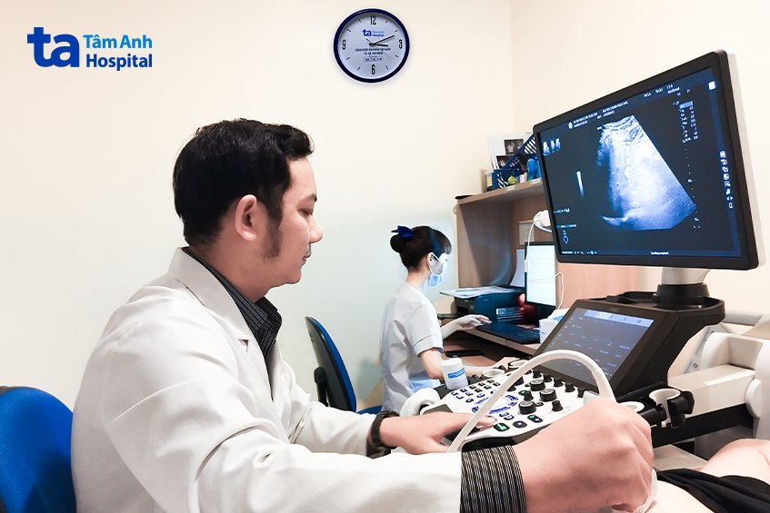bác sĩ siêu âm gan nhiễm mỡ của bệnh nhân