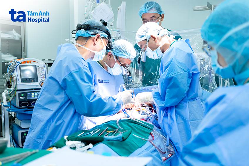 bác sĩ sửa chữa ba tổn thương tim cho bệnh nhân
