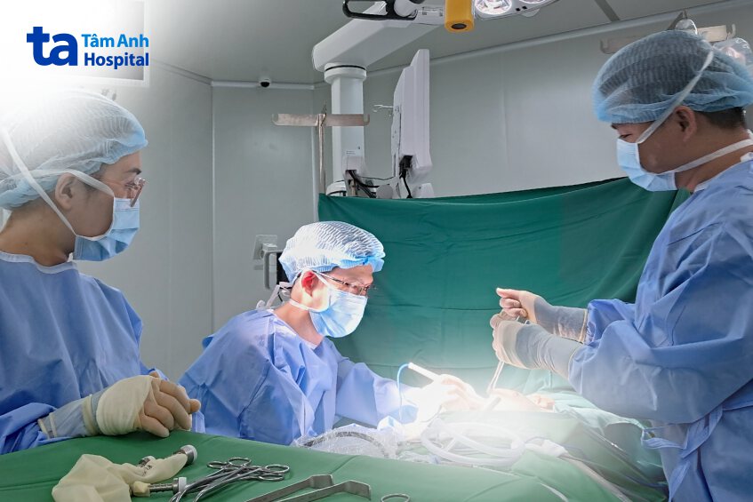 bác sĩ tấn đang điều trị