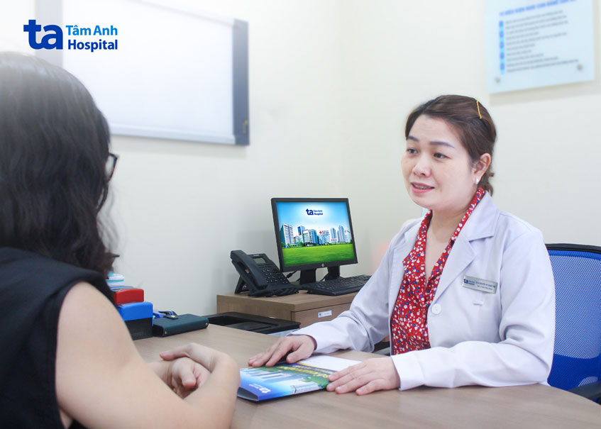 bác sĩ thăm hỏi cho bệnh nhân