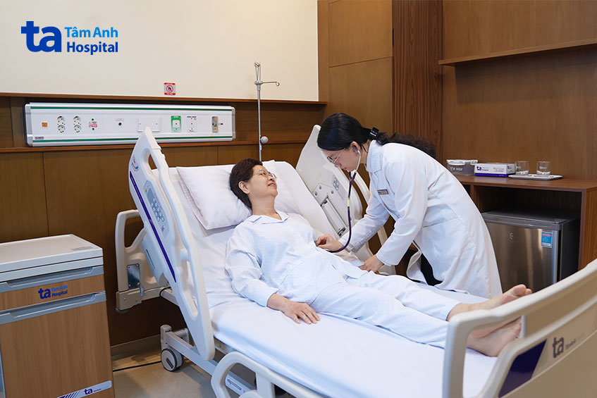 Bác sĩ thăm khám cho bà Thủy sau can thiệp