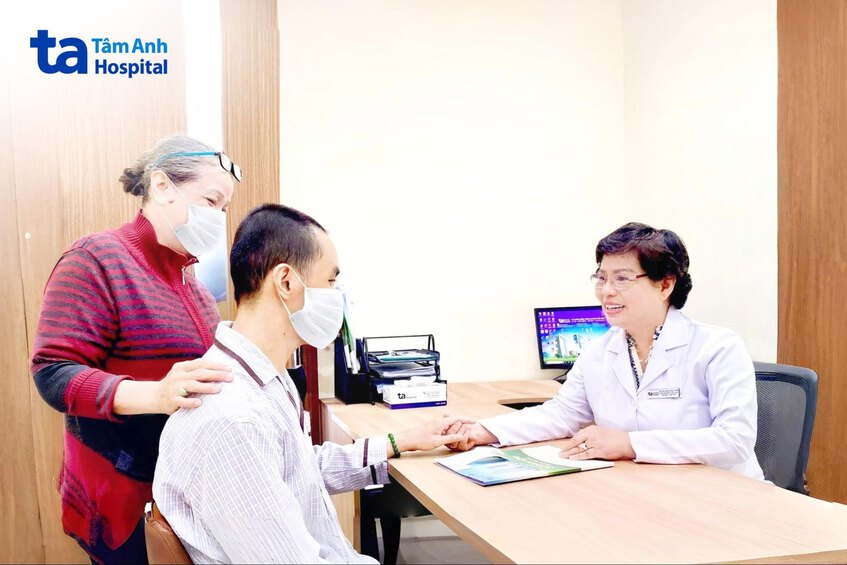 bác sĩ thăm khám