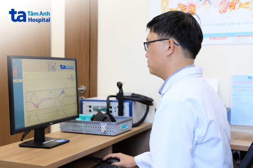 bác sĩ theo dõi chuyển động mắt