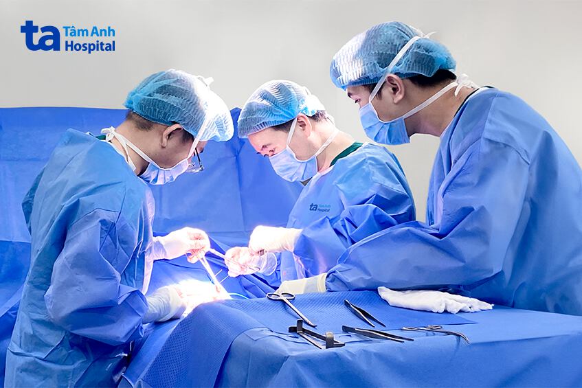 bác sĩ thực hiện phẫu thuật