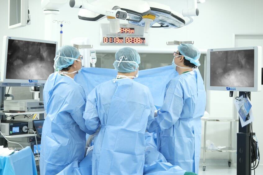 bác sĩ thực hiện thu nhỏ dạ dày