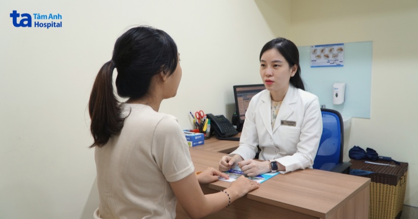 bác sĩ trang đang tư vấn cách điều trị ghẻ cho người bệnh