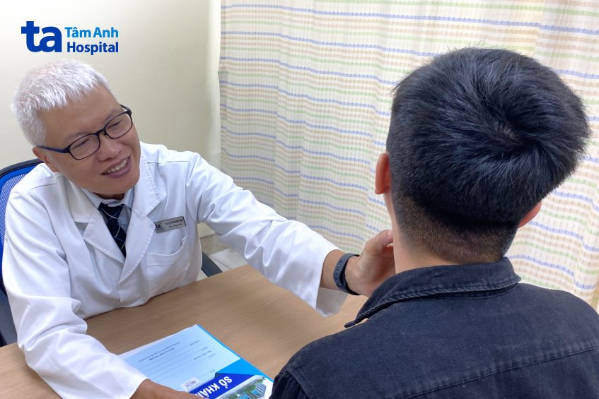 bác sĩ trông khám hạch cổ cho bệnh nhân