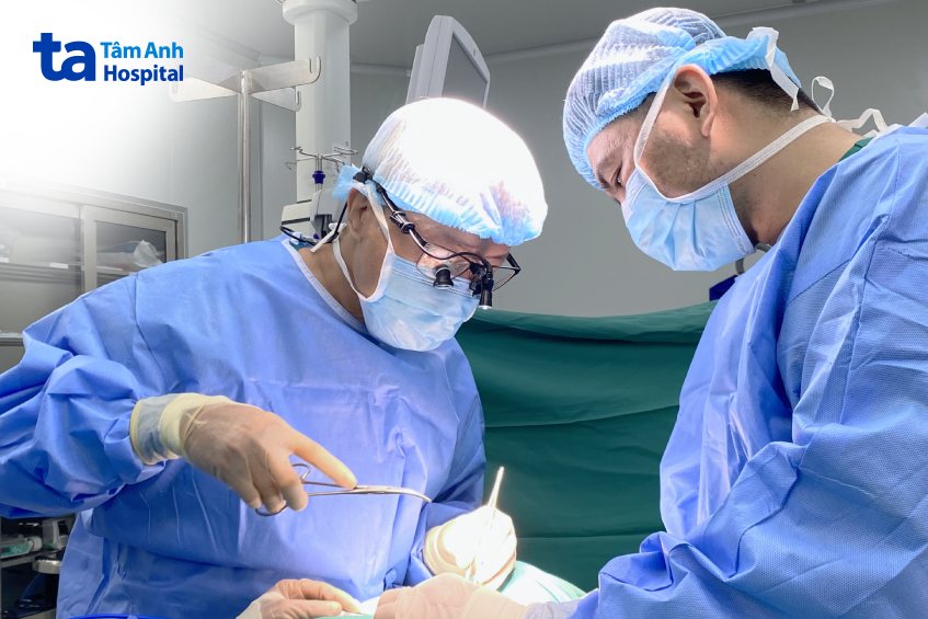 bác sĩ trông phẫu thuạt lao hạch