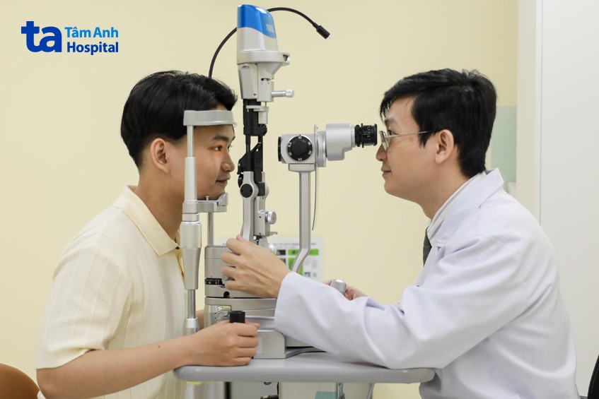 bác sĩ trung tâm mắt đang thăm khám
